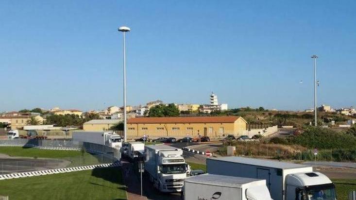 Vigili del fuoco prigionieri del traffico di mezzi al porto