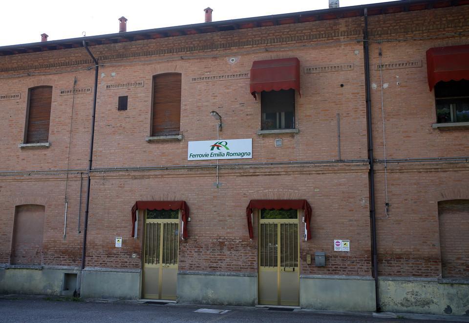 Il treno ferma ma la stazione è chiusa 