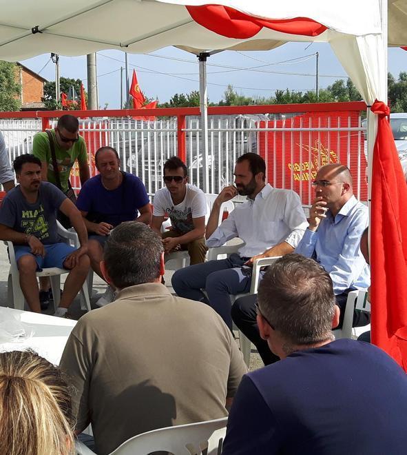 Vecchi e Sassi in visita al presidio: «Auspichiamo una trattativa»