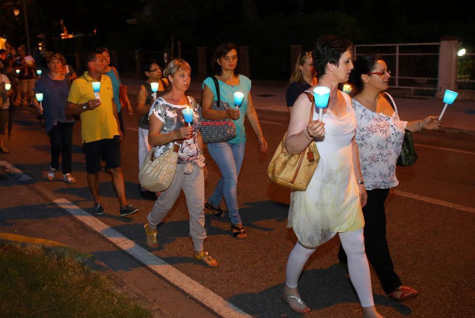 Cento candele di speranza. «Torna a casa presto» 