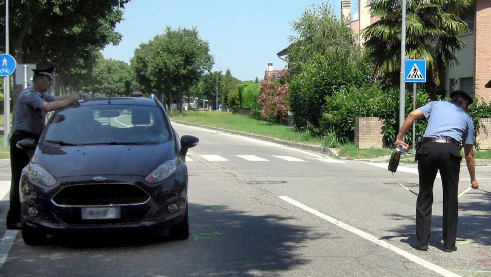 Auto urta un bicicletta. Paura per una bambina 