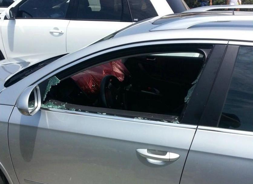 Tenta di rubare dentro una macchina parcheggiata