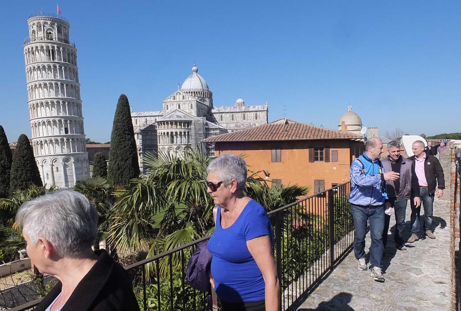 Il tratto di camminamento sulle Anrtiche mura in piazza del Duomo