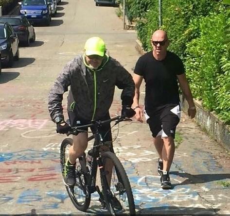 Vasco in mountain bike davanti casa alla fine dell'allenamento