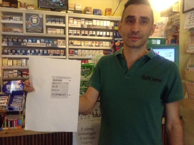 Il tabaccaio Farnesi mostra la schedina vincente