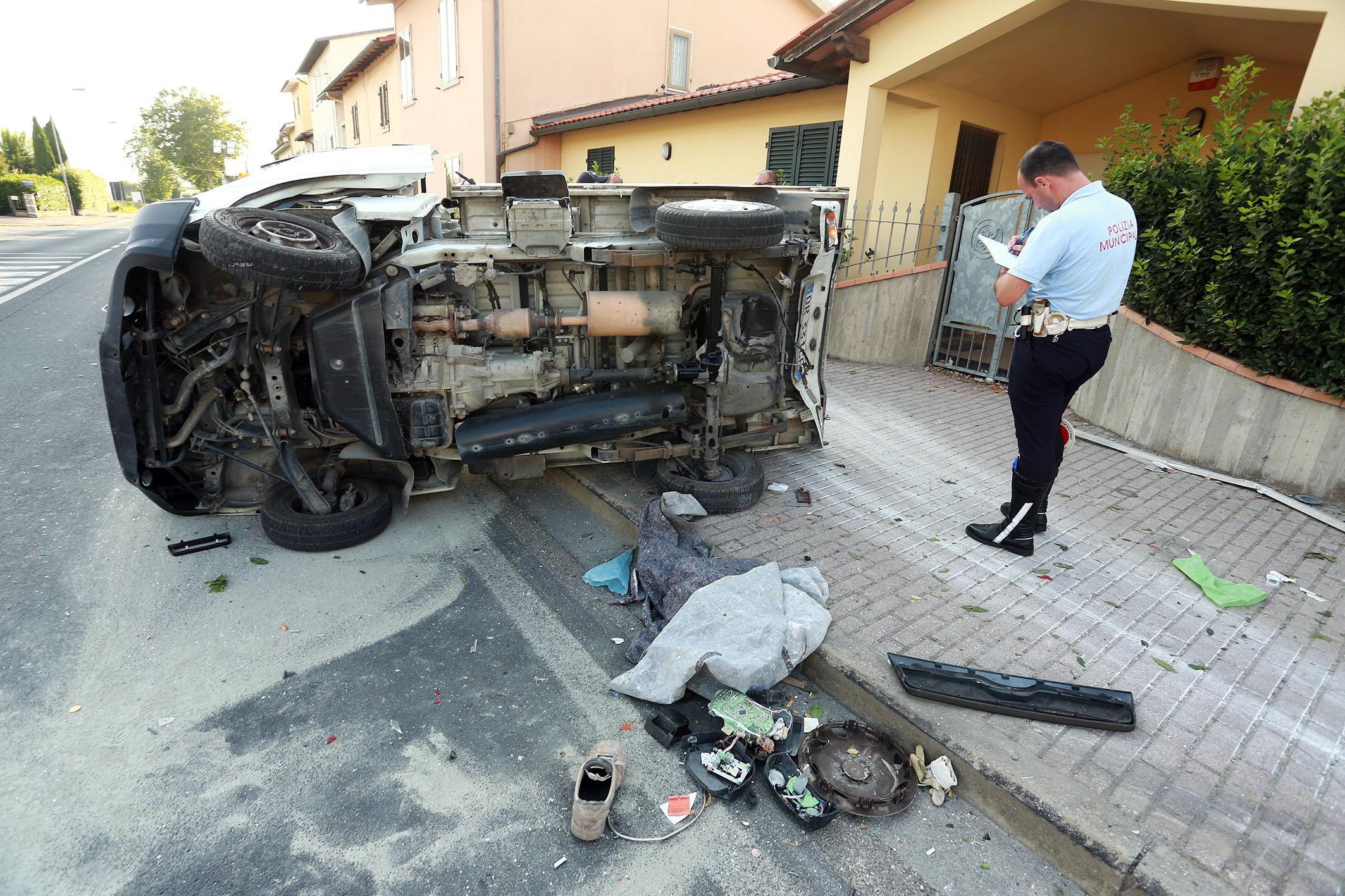 I rilievi sul luogo dell'incidente (Foto Agenzia Carlo Sestini)