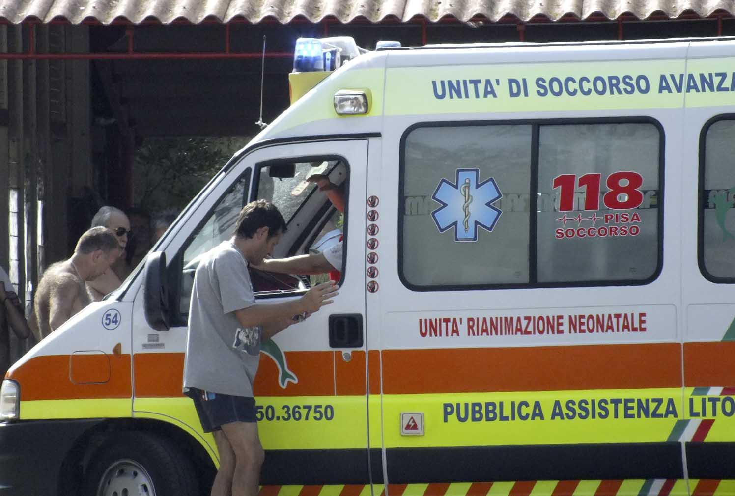 Muore davanti ai bagnanti, colto da malore in mare