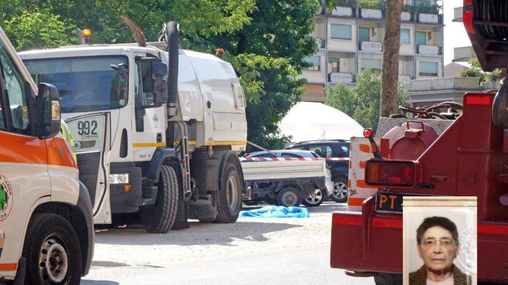La macchina spazzatrice di Publiambiente e dietro il corpo coperto da un telo. Nel riquadro Maria Angela Di Dino