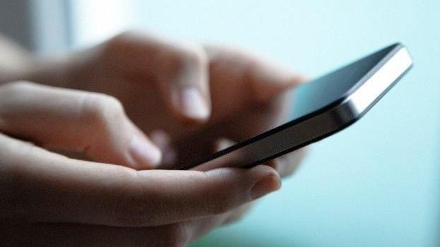 Gli scippano lo smartphone alla fermata dell’autobus