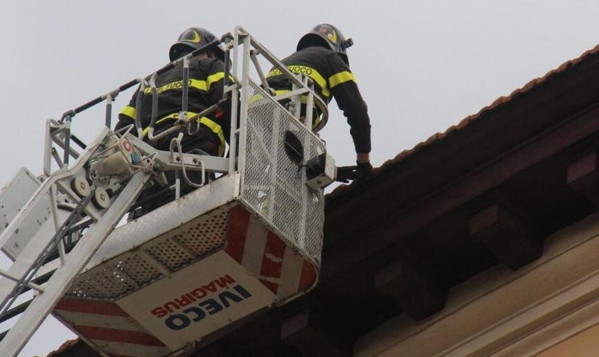 Crolla il tetto di un palazzo storico in piazza  