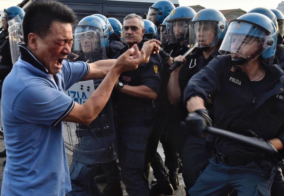 Il consolato: «La protesta era spontanea» 