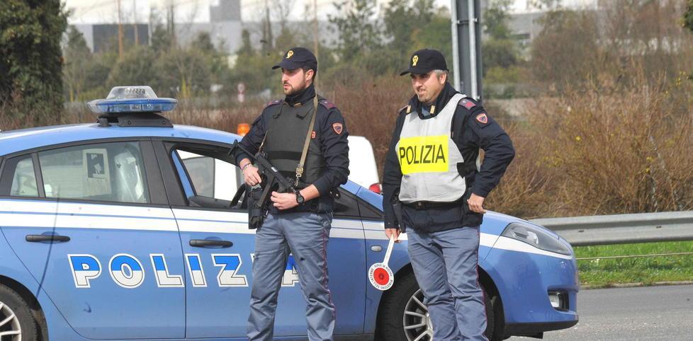 Travolge auto della polizia Arrestato un trentenne 