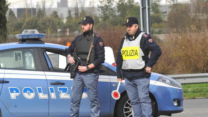 Travolge auto della polizia Arrestato un trentenne