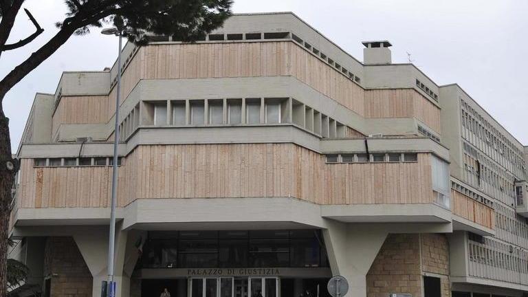 Palpeggiamenti, sacerdote a processo