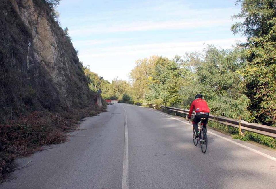 Cadono massi, danneggiate alcune auto 