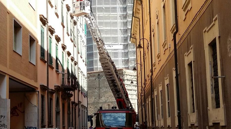 Cadono calcinacci: auto colpita e via della Madonna chiusa