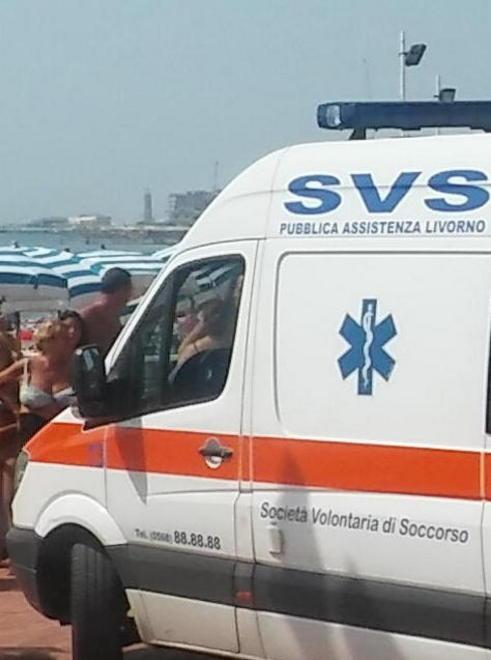 Malore in mare, muore turista mentre fa il bagno 