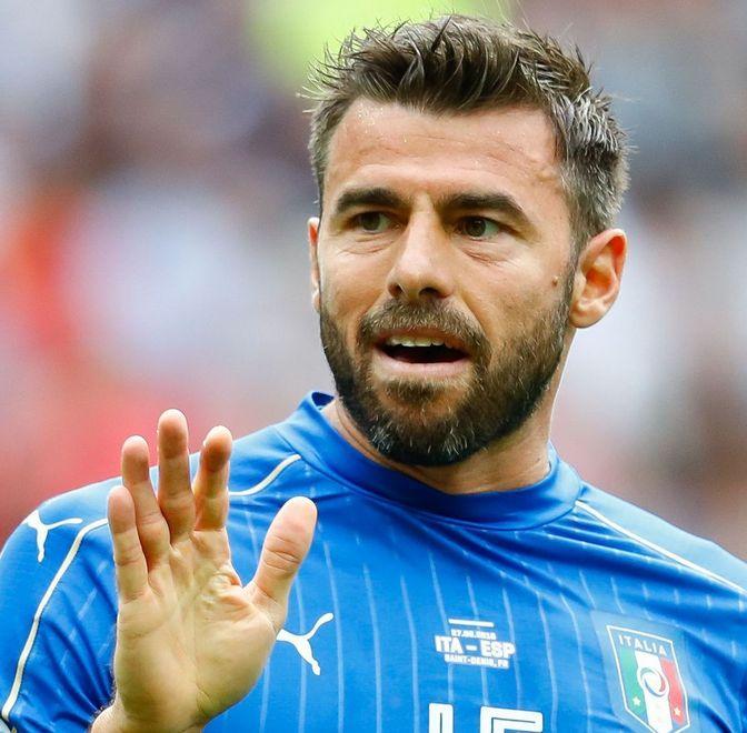 Barzagli medita di continuare in azzurro. Il procuratore: «Dalla Nazionale gli hanno chiesto di restare» 