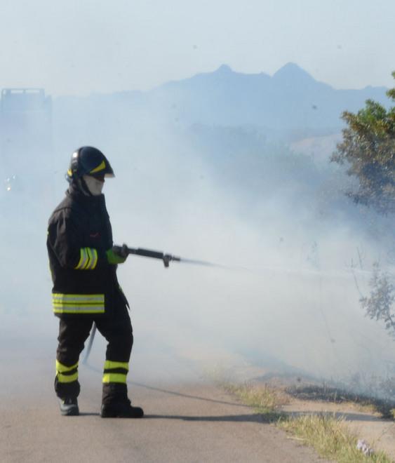 Appiccava il fuoco dietro casa: arrestato