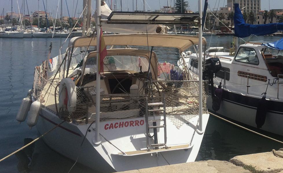 Famiglia in barca soccorsa a venti miglia dalla costa 