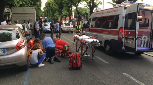 Stazione, un 37enne finisce sotto un’auto e il traffico va in tilt