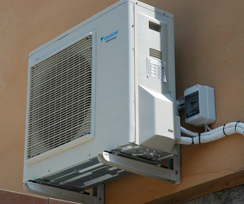 Divieto di porte aperte ai negozi con l’aria condizionata