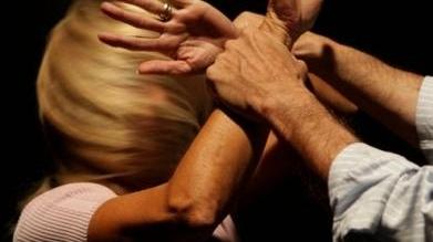 «Mi strinse il collo e mi diede un pugno»