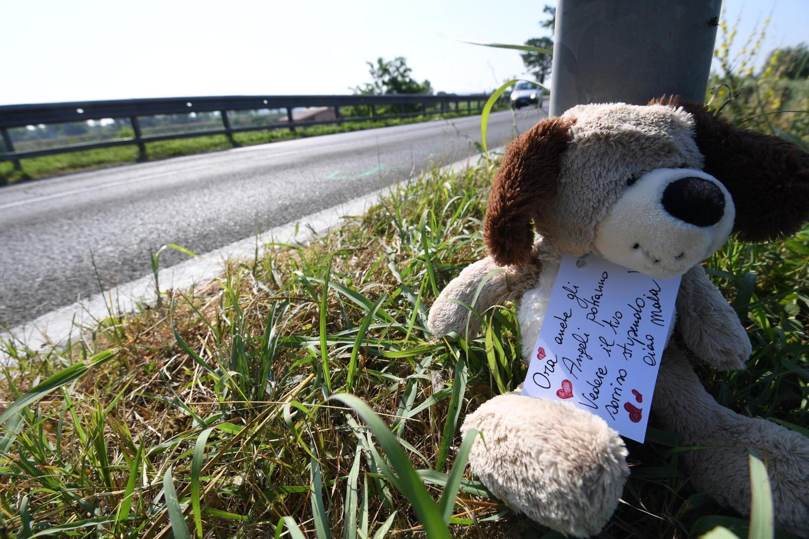 Un pupazzo e un messaggio lasciati sul luogo dell'incidente mortale