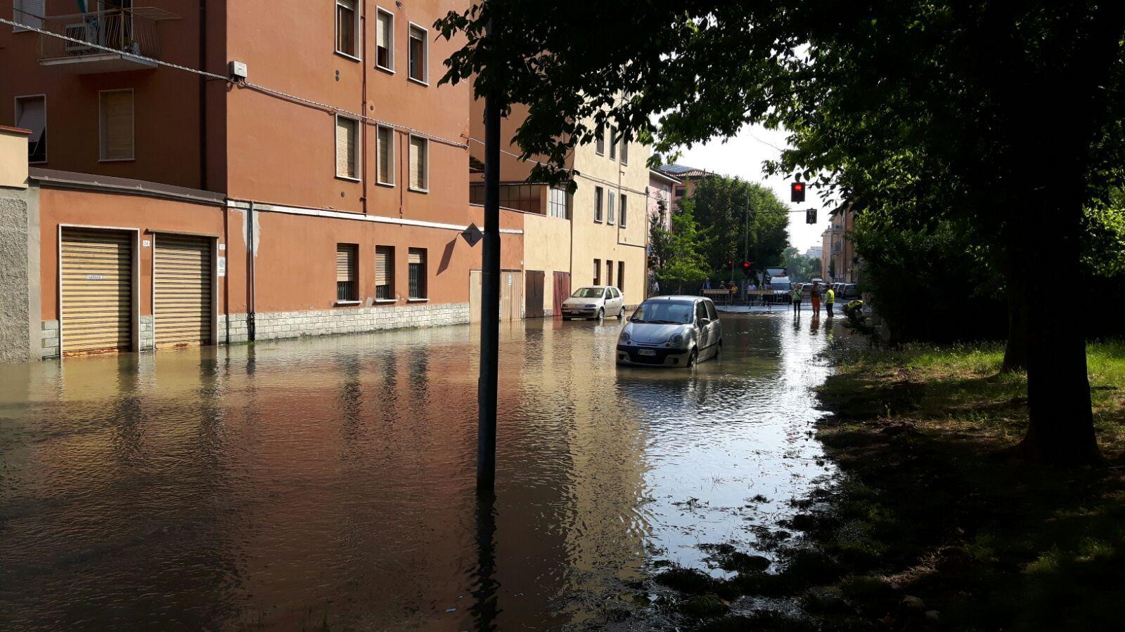 Gli allagamenti in via Wiligelmo