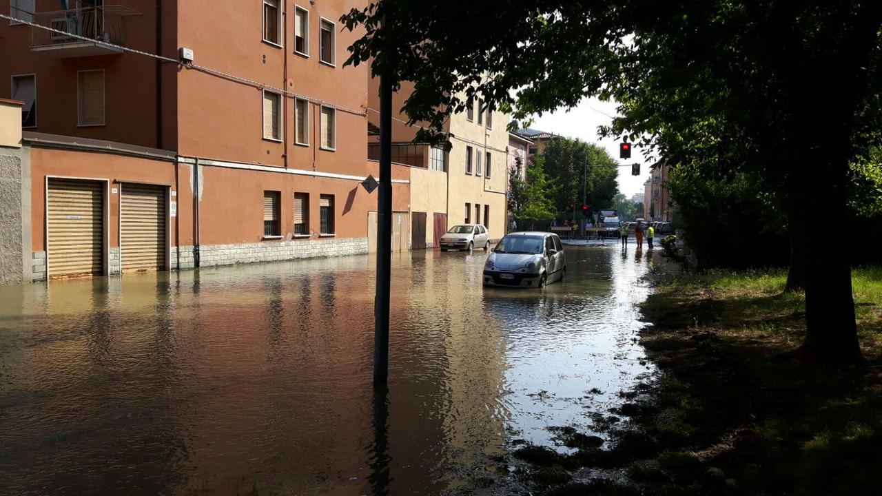 Gli allagamenti in via Wiligelmo