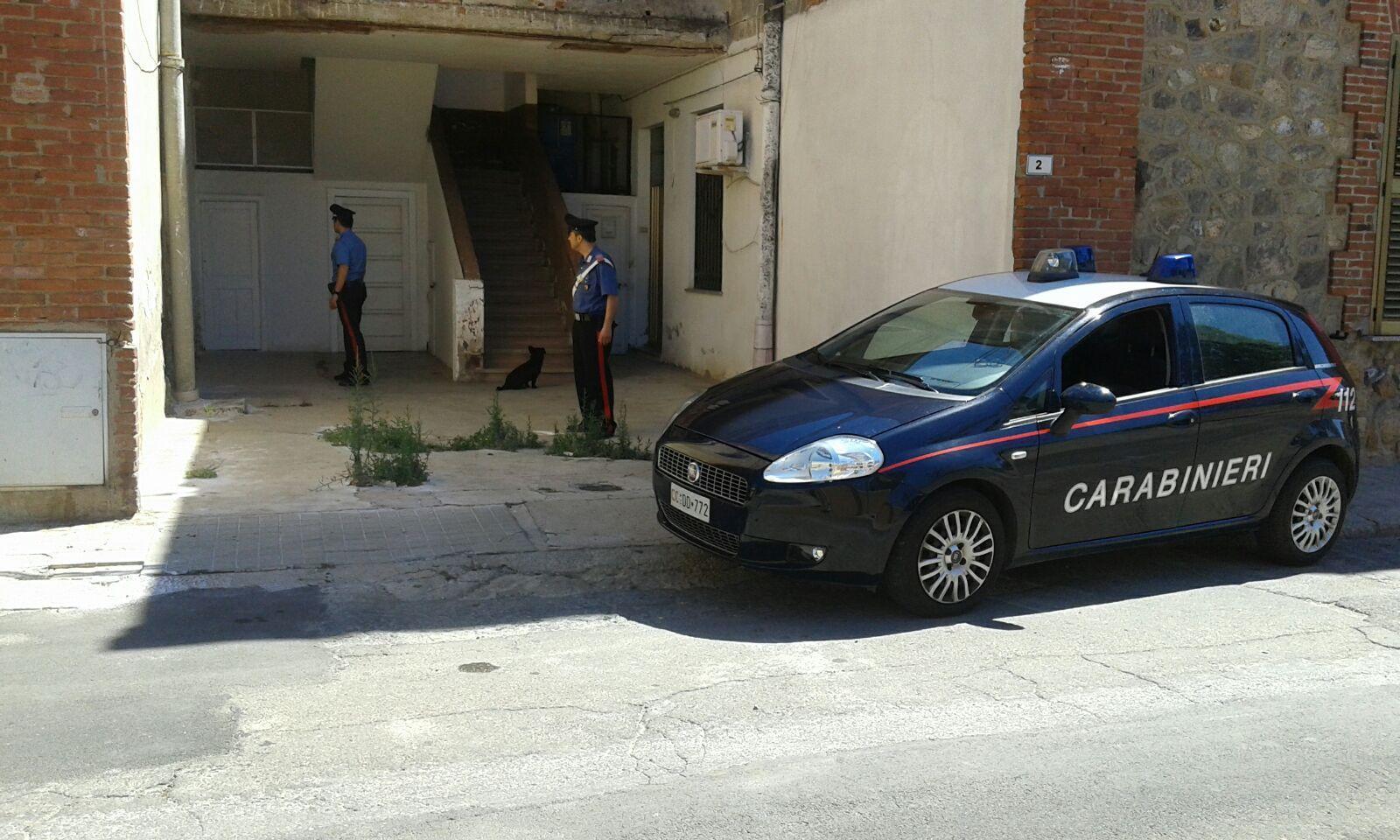 Iglesias, minaccia la compagna con un'ascia: arrestato 27enne