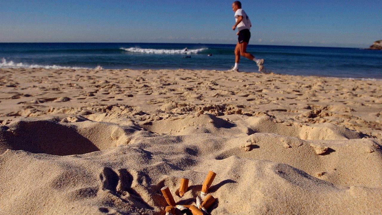 Cagliari, continua la guerra alla cicca di sigaretta insabbiata: tre multe al Poetto