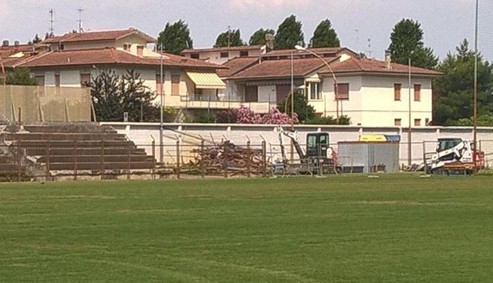 in attesa dei lavori per rifare il carlo castellani