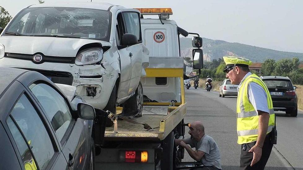 Quattro feriti in un tamponamento
