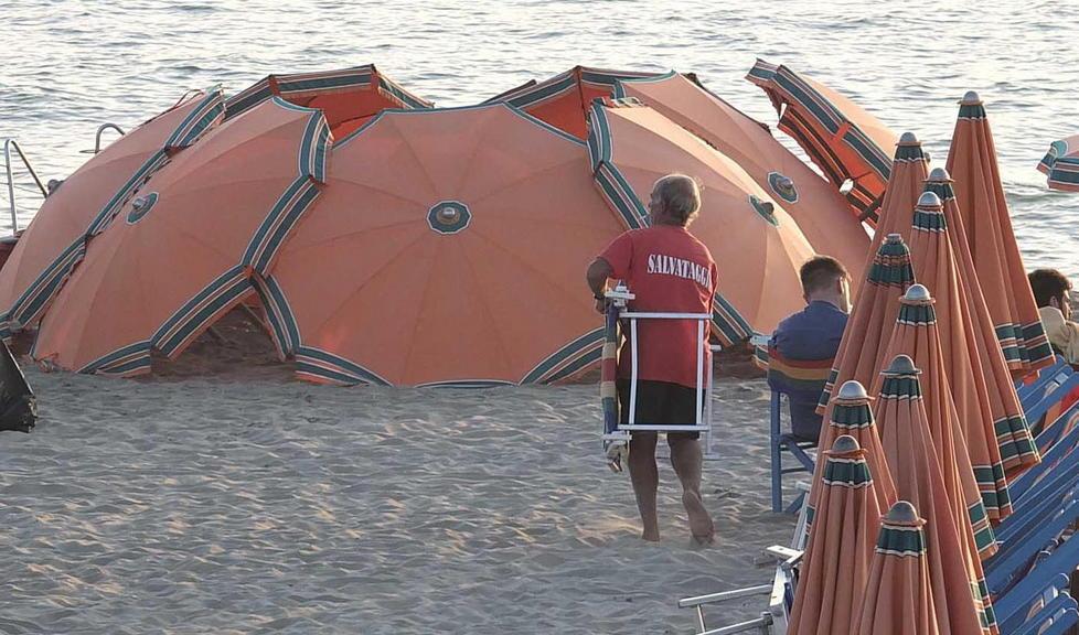 Colto da malore in mare muore davanti ai bagnanti 