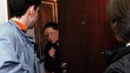 «Siamo netturbini». E gli svaligiano casa