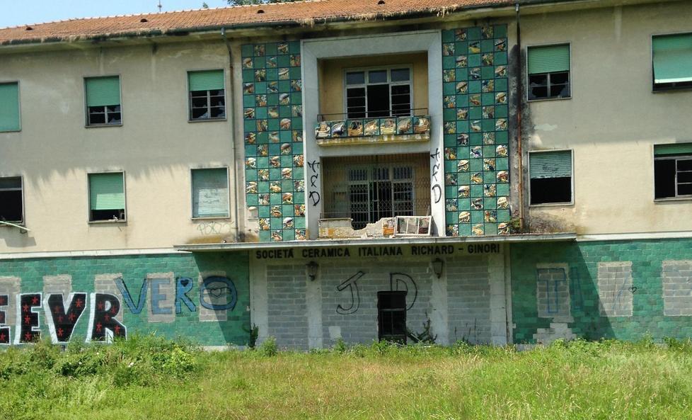 Erba alta all’ex colonia Laveno