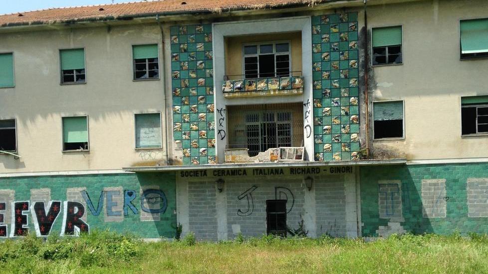 Erba alta all’ex colonia Laveno