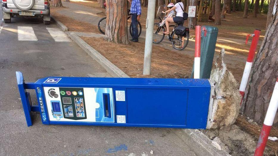Parcometro preso a calci e abbattuto in pieno giorno