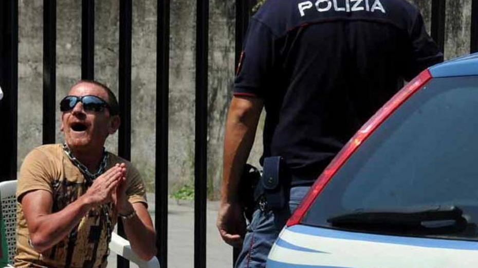 Si incatena ai cancelli del tribunale