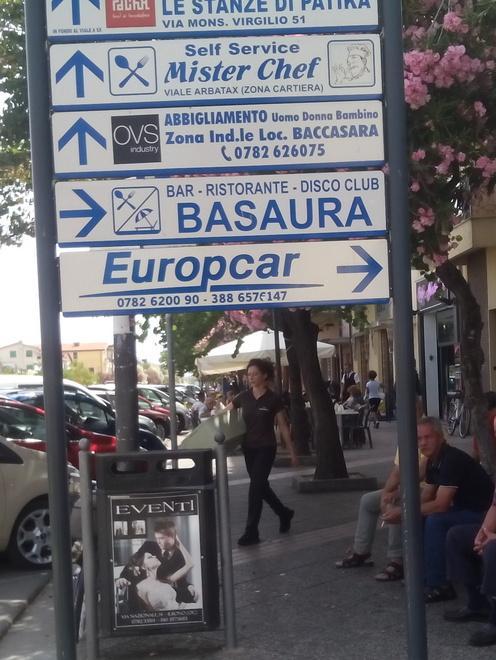 Cartelli troppo bassi: i vigili ne fanno togliere una parte