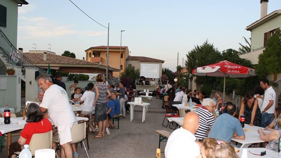 Cenone in strada in via Vasco De Gama