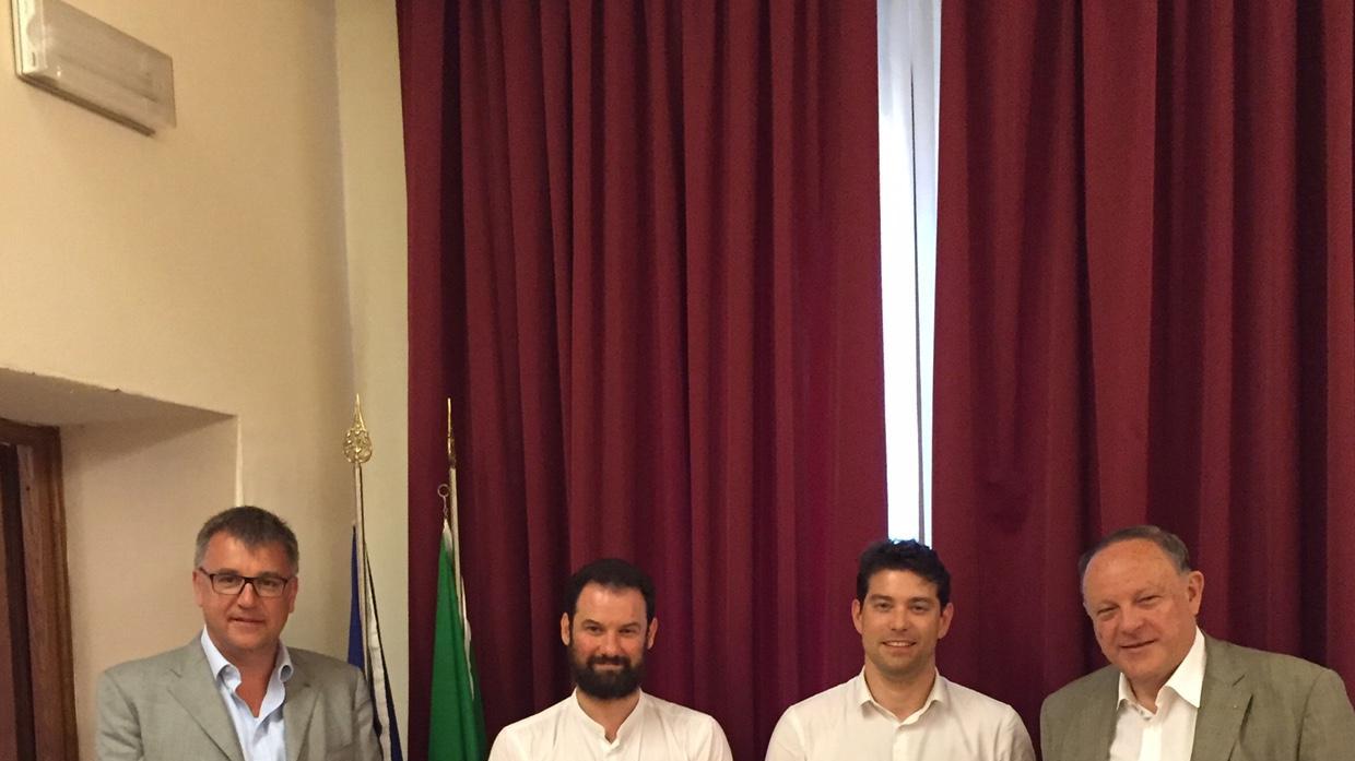 L'ad di Kyotherm (accando al sindaco Falorni, sulla destra) e i tecnici del progetto