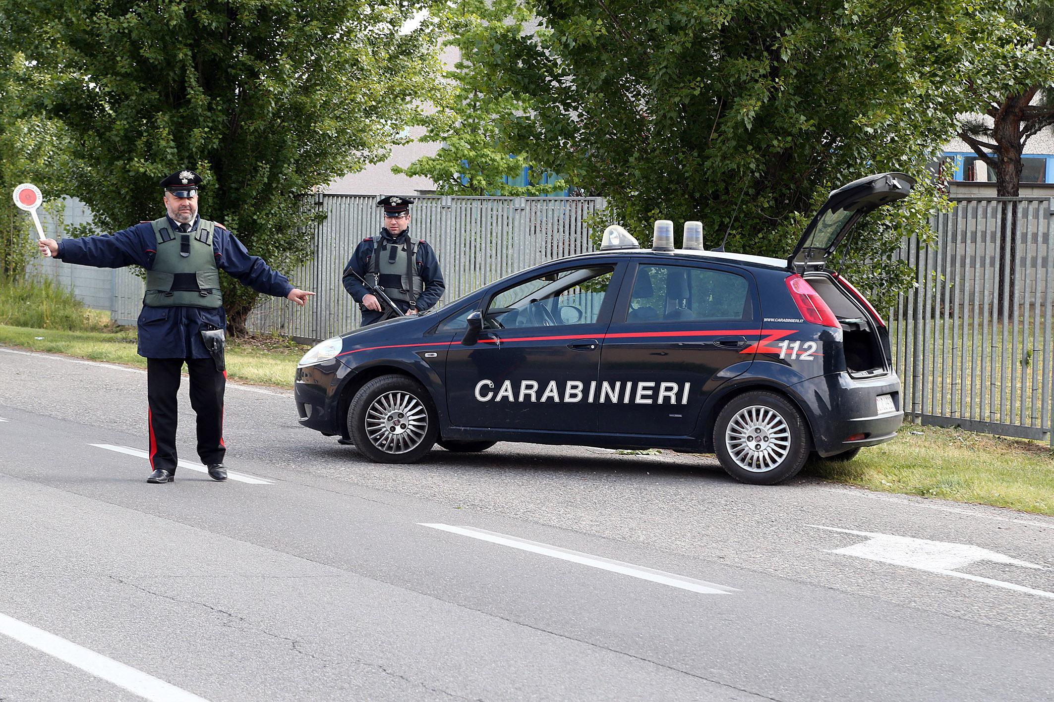In pizzeria armato di due coltelli e due pistole: denunciato 