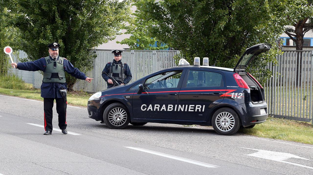 In pizzeria armato di due coltelli e due pistole: denunciato
