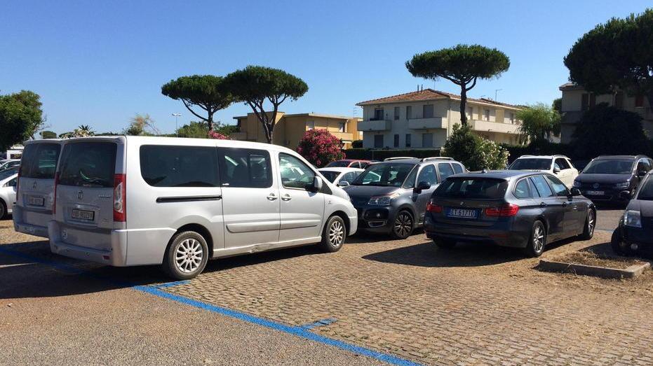 Il parcheggio sterrato vicino al parco