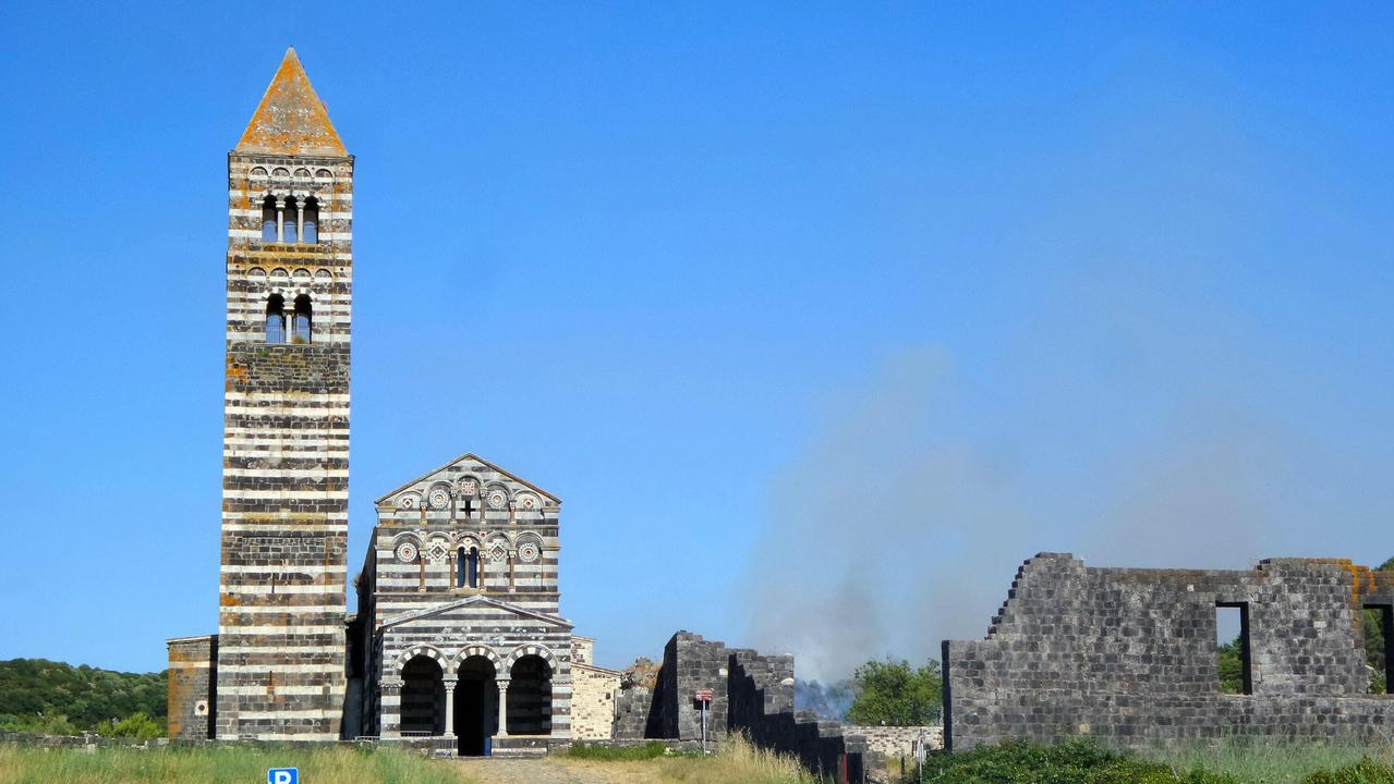 Il fuoco minaccia la basilica di Saccargia 