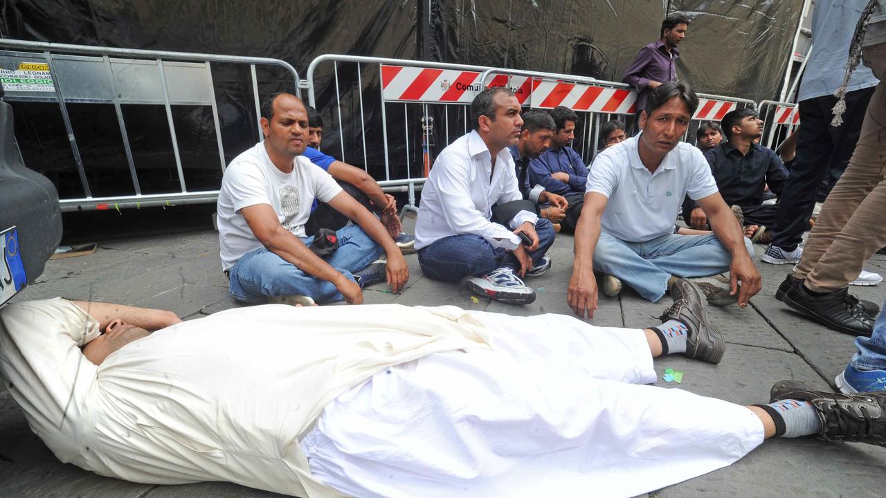 La protesta dei migranti in piazza Duomo: non mangiamo da giorni