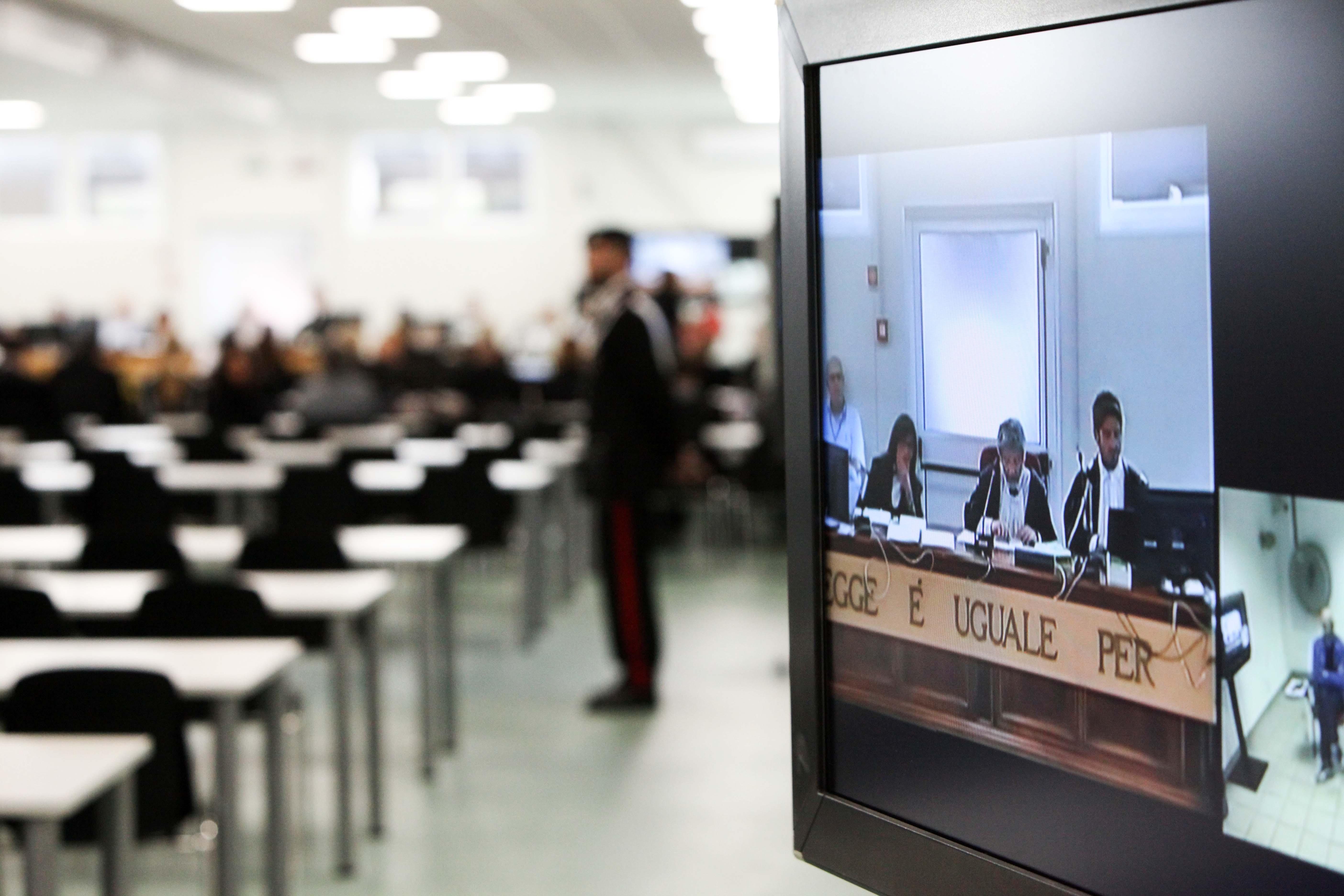 Aemilia, il terrore negli occhi dell'imprenditore: "Minacciato, pagai"