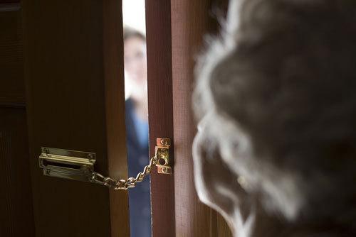 Truffa a un anziano, si fingono tecnici e gli rubano soldi e gioielli